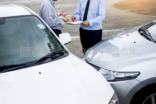 保險(xiǎn)代理人在檢查事故后的汽車(chē)索賠時(shí),在剪貼板上寫(xiě)上